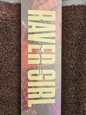 MAC Raver Liar Palette – Neon Yellow Text on Pink-Purple Gradient